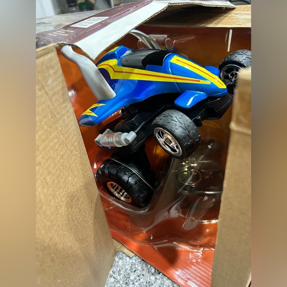 Radio Controlled Stunt Vehicle Street Savage Ages 6+ - Picture 2 of 8